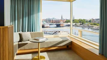 Allergitestade sÀngklÀder, minibar och vÀrdeförvaringsskÄp pÄ rummet