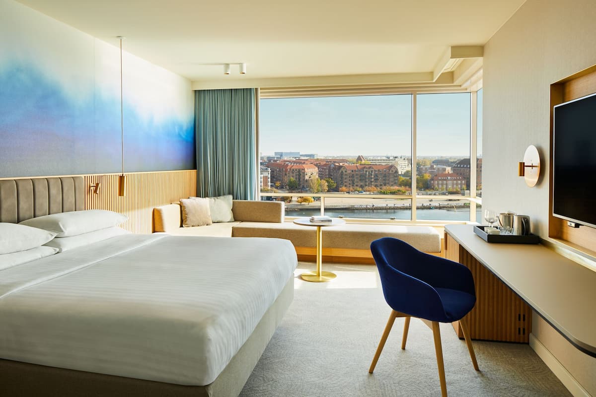Hypo-allergenic bedding, minibar, in-room safe, desk