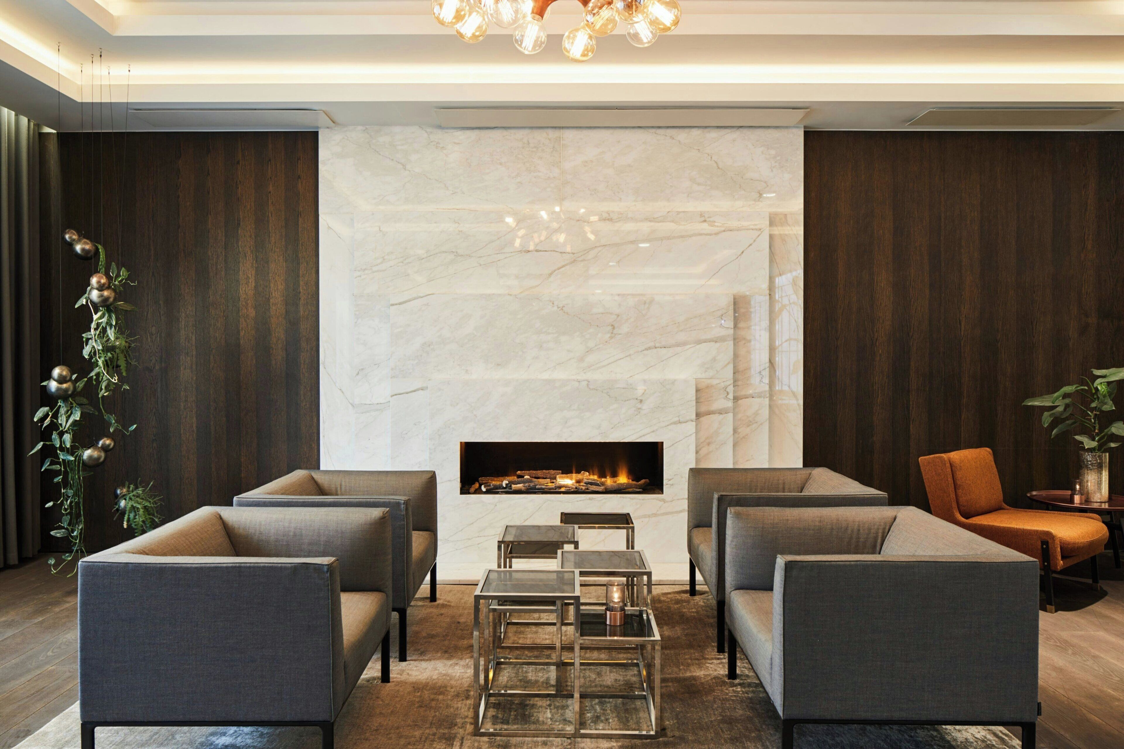 lobby lounge, beach views, open daily