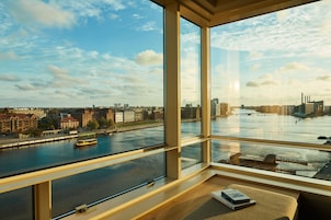 Hypo-allergenic bedding, minibar, in-room safe, desk