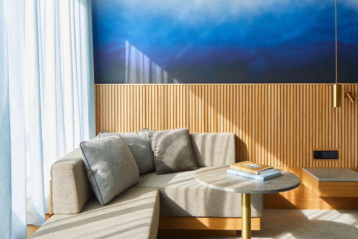 Hypo-allergenic bedding, minibar, in-room safe, desk