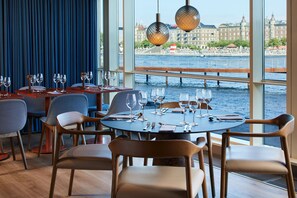 Salón en el vestíbulo con vistas a la playa (abre todos los días)