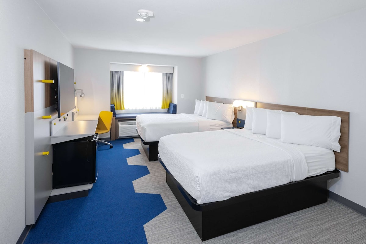 Suite, 2 Katil Ratu (Queen), Non Smoking | 1 bilik tidur, meja, seterika/papan seterika, katil bayi/kot (percuma)