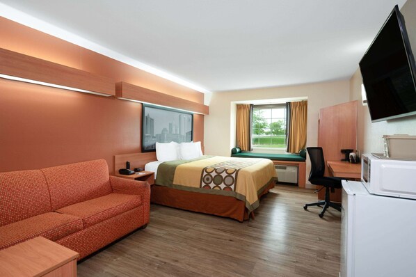 Suite, 1 King Bed, Accessible, Non Smoking (Mobility/Roll-in Shower)