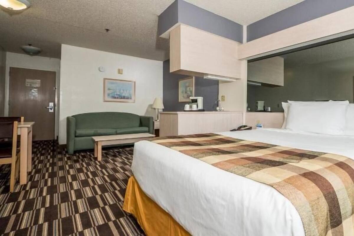 In-room safe, desk, iron/ironing board, cribs/infant beds