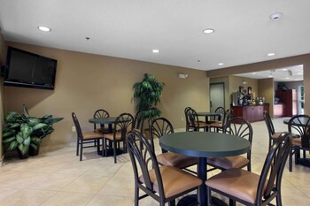 Free daily full breakfast at Microtel Inn & Suites by Wyndham Palm Coast I-95