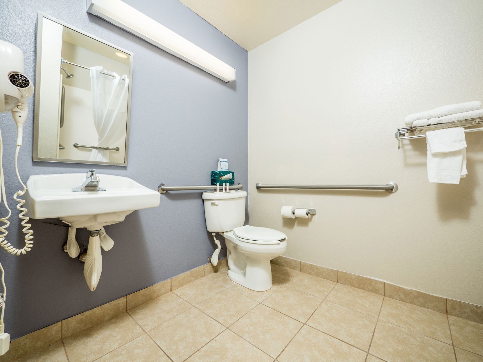 Baño | Tina con regadera, amenidades de baño gratuitas, secadora de cabello 
