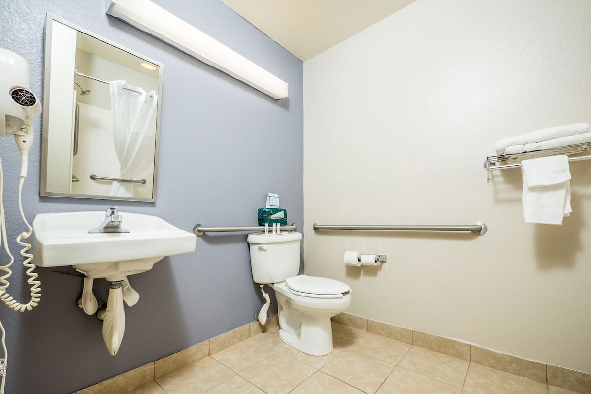 Baño | Tina con regadera, amenidades de baño gratuitas, secadora de cabello