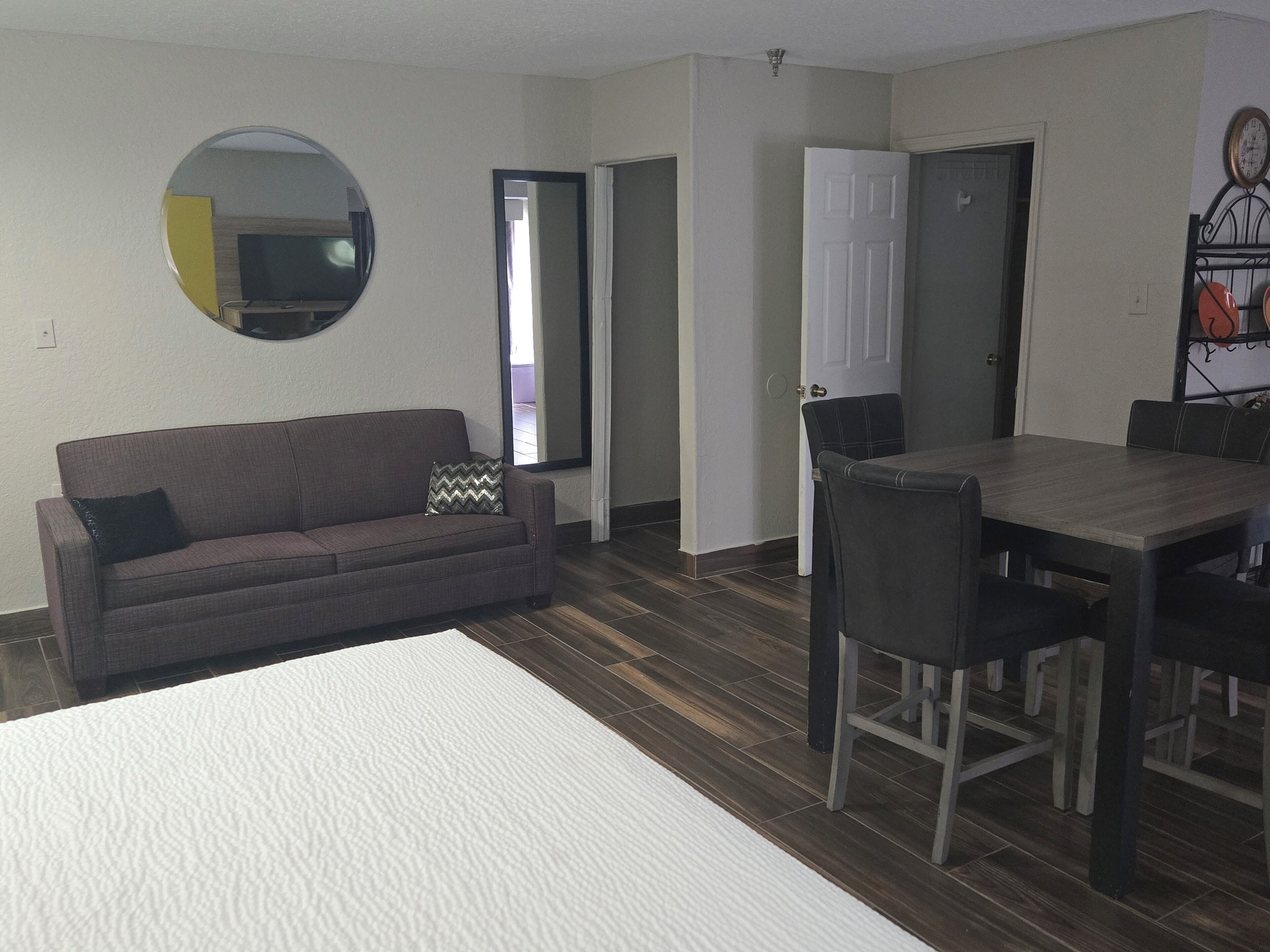 Habitación, 1 cama de matrimonio grande, no fumadores (Efficiency) | Decoración individual, mobiliario individual, escritorio