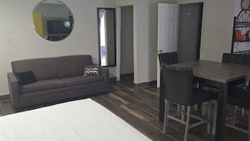 Habitación, 1 cama de matrimonio grande, no fumadores (Efficiency) | Decoración individual, mobiliario individual, escritorio