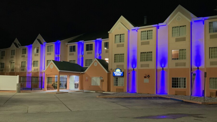 Days Inn & Suites by Wyndham Tampa/Raymond James Stadium