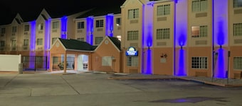 Days Inn & Suites by Wyndham Tampa/Raymond James Stadium