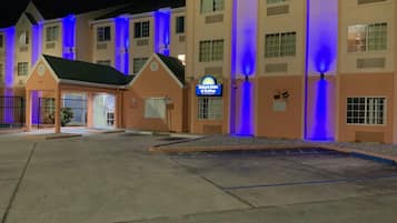 ด้านหน้าที่พัก - ตอนเย็น/กลางคืน