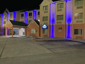 Fachada da propriedade à noite