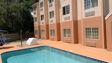 Una piscina al aire libre, sombrillas