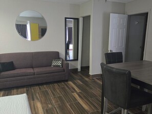 Room, 1 King Bed, Non Smoking (Efficiency) | Individually decorated, individually furnished, desk, laptop workspace - Days Inn & Suites by Wyndham Tampa/Raymond James Stadium (Tampa)