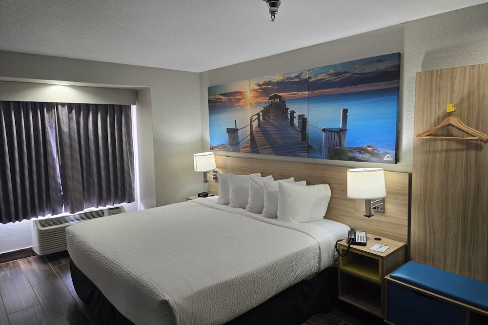 Days Inn & Suites by Wyndham Tampa/Raymond James Stadium