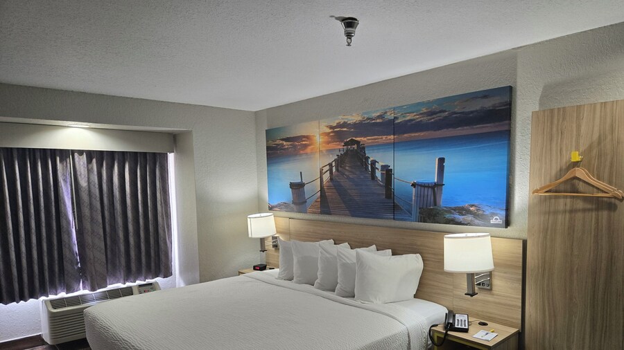 Days Inn & Suites by Wyndham Tampa/Raymond James Stadium