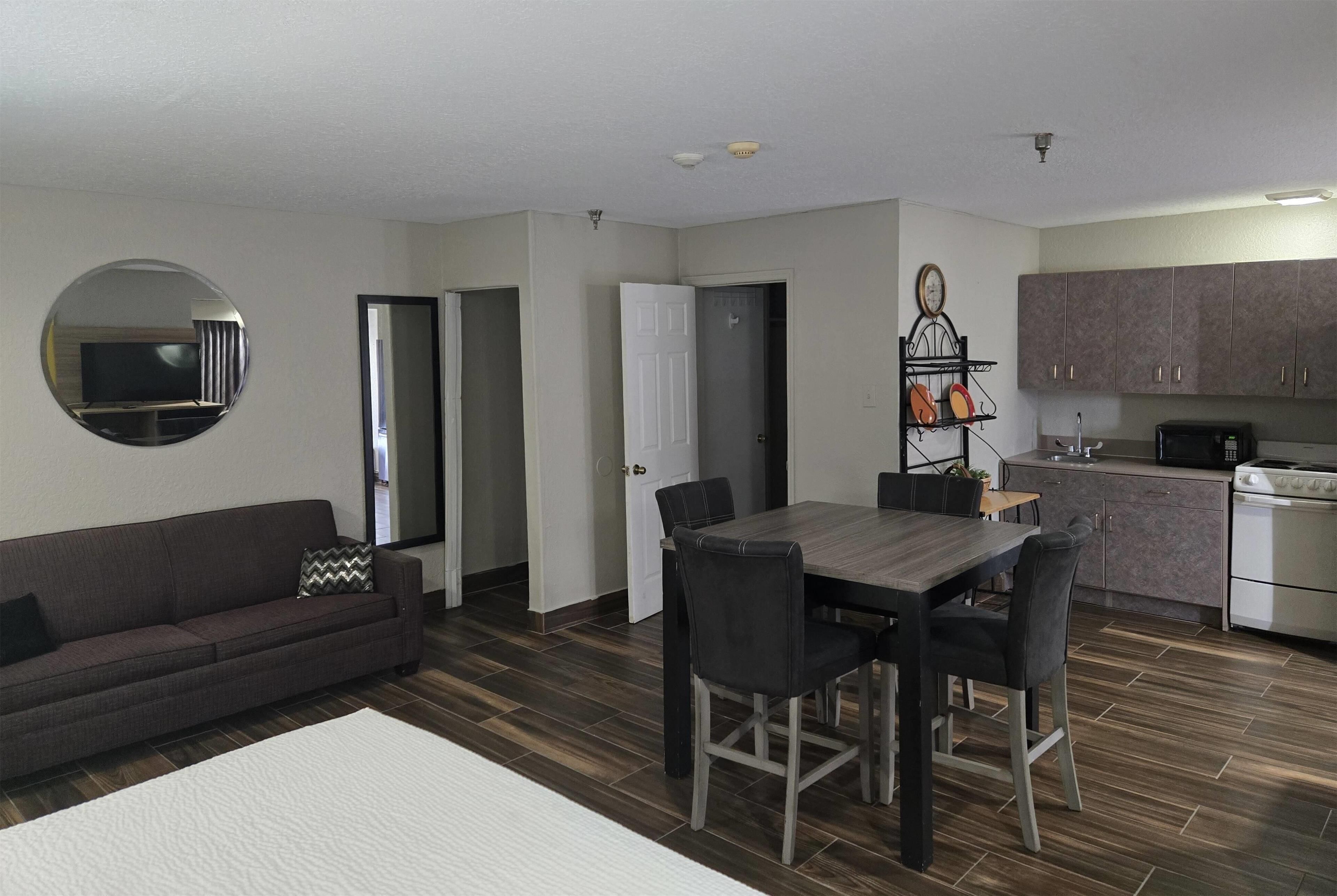 Photo - Days Inn & Suites by Wyndham Tampa/Raymond James Stadium