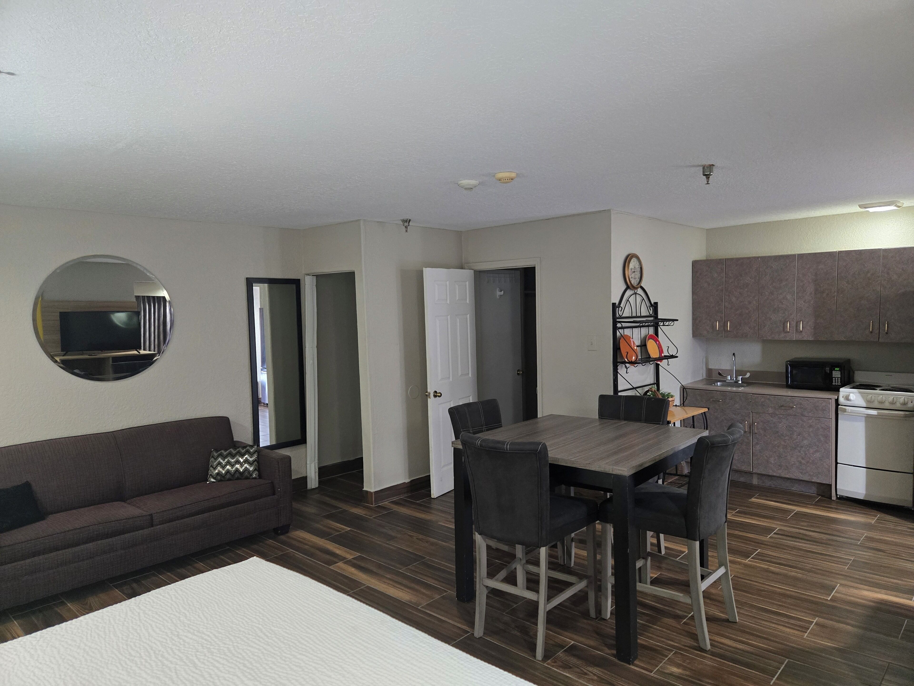 Foto - Days Inn & Suites by Wyndham Tampa/Raymond James Stadium