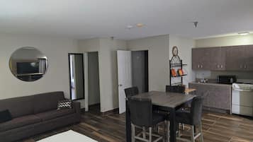 Room, 1 King Bed, Non Smoking (Efficiency) | Individually decorated, individually furnished, desk, laptop workspace