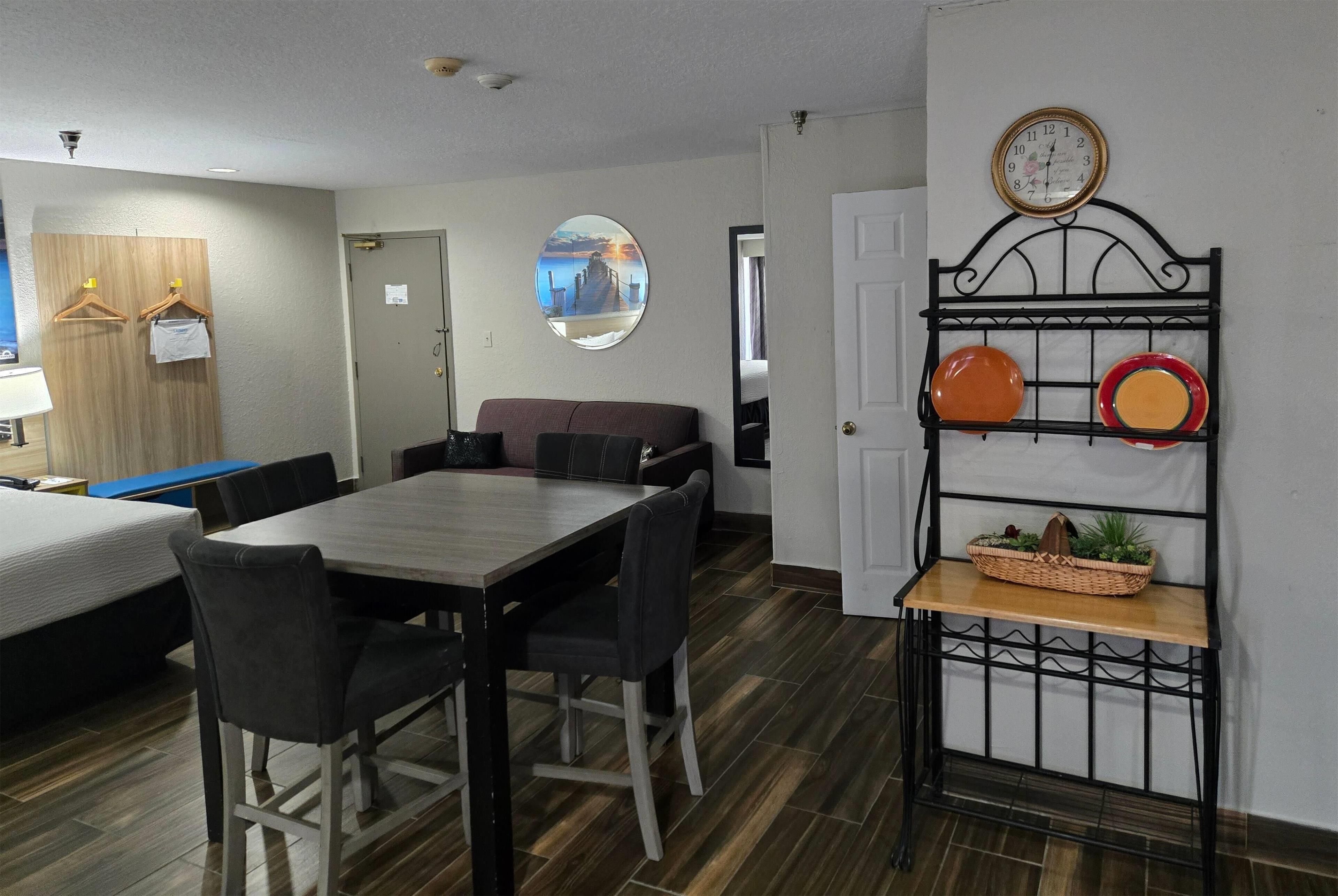 Photo - Days Inn & Suites by Wyndham Tampa/Raymond James Stadium