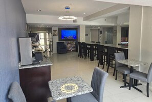 Breakfast area - Days Inn & Suites by Wyndham Tampa/Raymond James Stadium (Tampa)