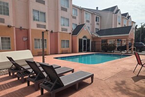 Outdoor pool, pool umbrellas - Days Inn & Suites by Wyndham Tampa/Raymond James Stadium (Tampa)