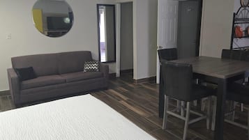 Room, 1 King Bed, Non Smoking (Efficiency) | Individually decorated, individually furnished, desk, laptop workspace