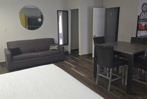 Habitación, 1 cama de matrimonio grande, no fumadores (Efficiency) | Decoración individual, mobiliario individual, escritorio