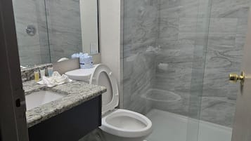 Hydromassage showerhead, free toiletries, hair dryer, towels