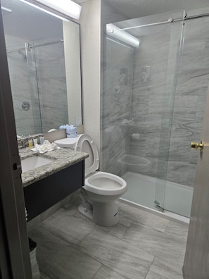 Regadera con hidromasaje y amenidades de baño gratuitas