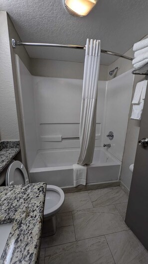 Een hydromassagedouche, gratis toiletartikelen, een haardroger