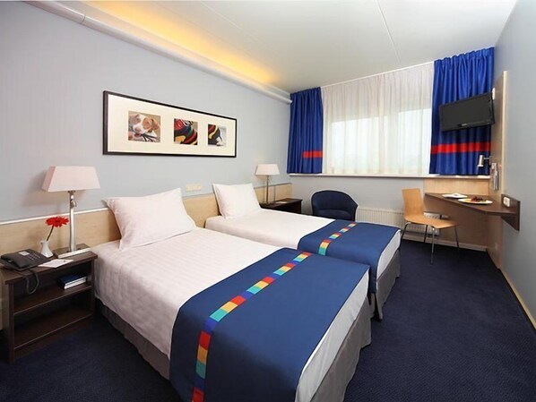 Skrivbord, mörklÀggningsgardiner, ljudisolering och strykjÀrn/strykbrÀda