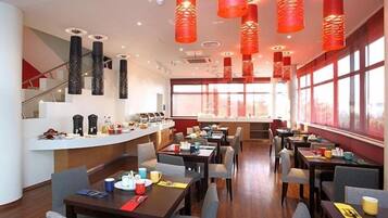 Breakfast, lunch and dinner served