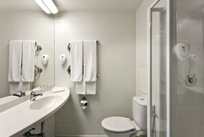 Dusch, gratis toalettartiklar, hÄrtork och handdukar