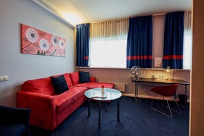 Business-rum | Skrivbord, mörklÀggningsgardiner, ljudisolering och strykjÀrn/strykbrÀda