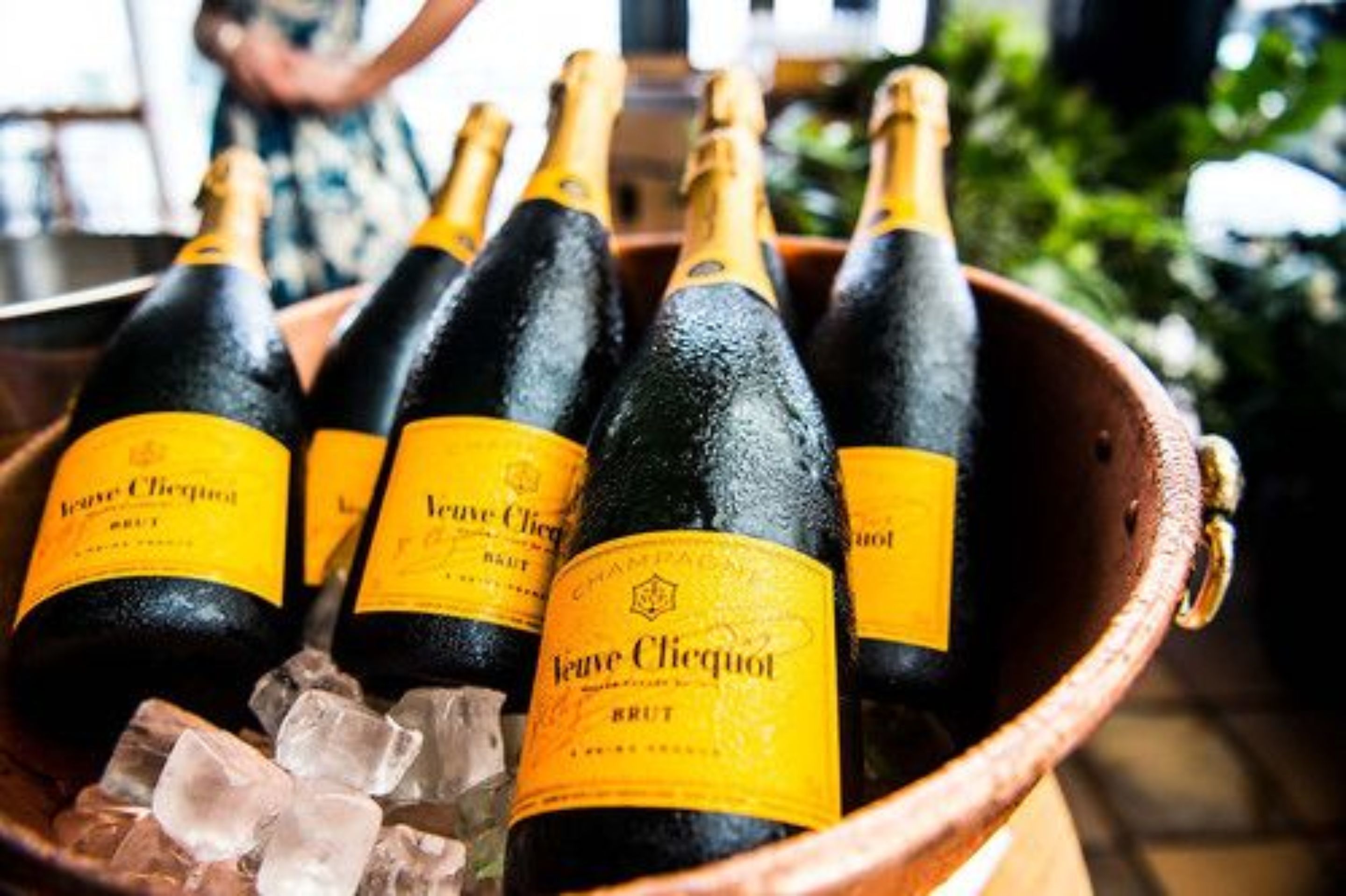 Un seau contenant plusieurs bouteilles de champagne et des glaçons.