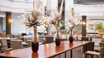 Se sirven desayunos, almuerzos y cenas; con vista a la piscina