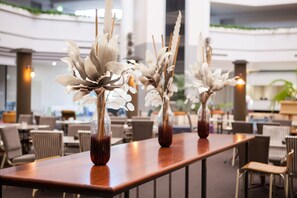 Petit-déjeuner, déjeuner et dîner servis sur place, vue sur la piscine