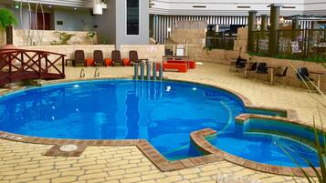 Una piscina techada, una piscina al aire libre de temporada