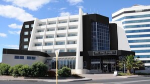 Un hôtel au design moderne, doté d’une entrée imposante et d’une enseigne indiquant « The Lord Forrest Hotel ».