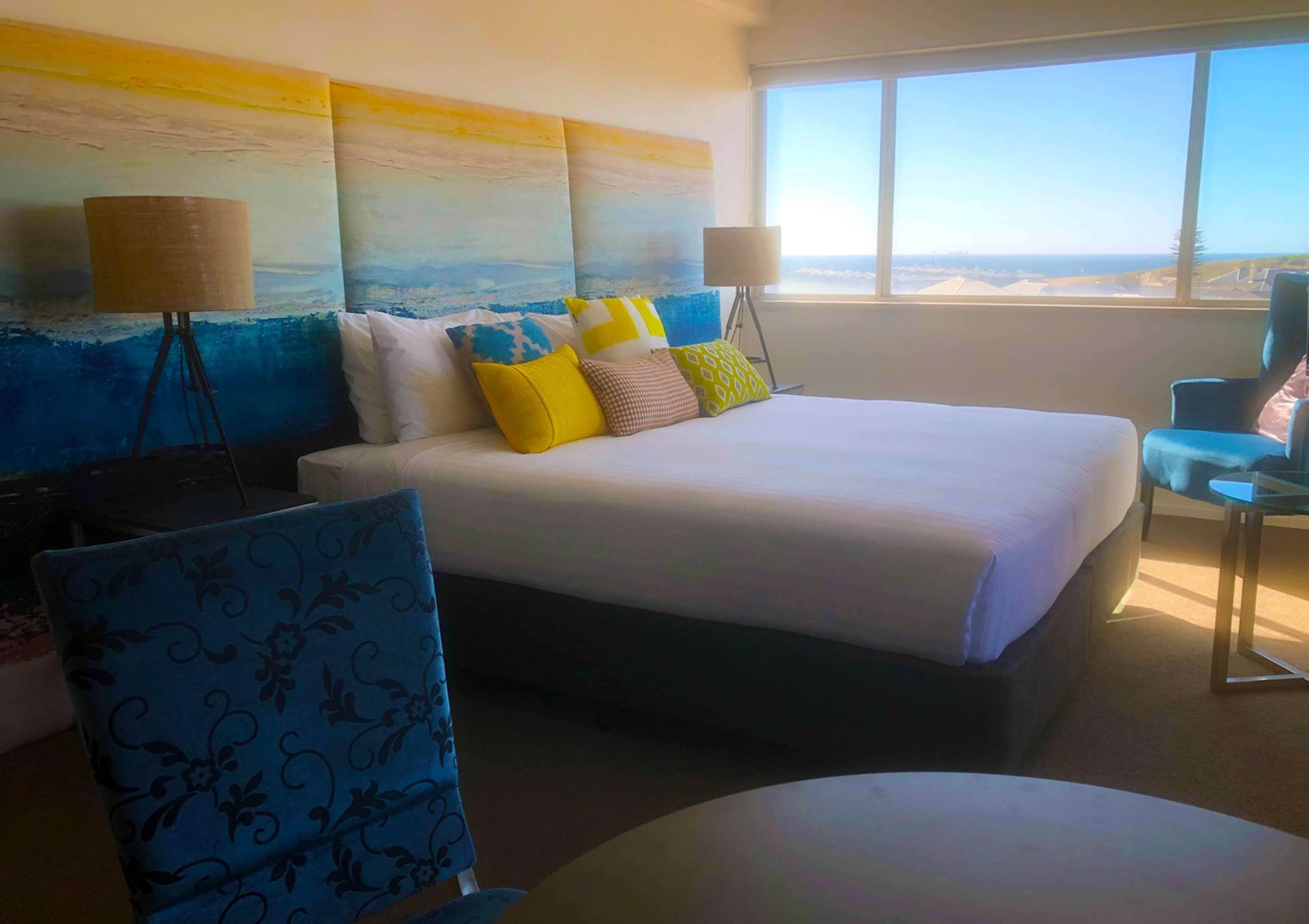 Suite, 1 King-Bett, Nichtraucher, Balkon (Walk-in Shower;Larger Room) | Minibar, Zimmersafe, Schreibtisch, Verdunkelungsvorhänge