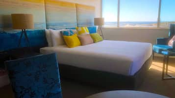 Suite, 1 King-Bett, Nichtraucher, Balkon (Walk-in Shower;Larger Room) | Minibar, Zimmersafe, Schreibtisch, Verdunkelungsvorhänge