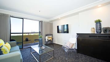스위트, 킹사이즈침대 1개, 금연, 발코니 (Walk-in Shower;Larger Room) | 1 개의 침실, 미니바, 객실 내 금고, 책상