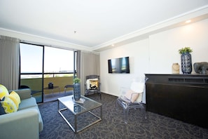 Suite, 1 très grand lit, non-fumeurs, balcon (Walk-in Shower;Larger Room) | Minibar, coffres-forts dans les chambres, bureau, rideaux occultants