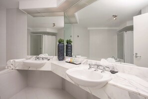 Standard Apartment, 2 Queen Beds, Non Smoking, Balcony (with Sofabed) | Bathroom