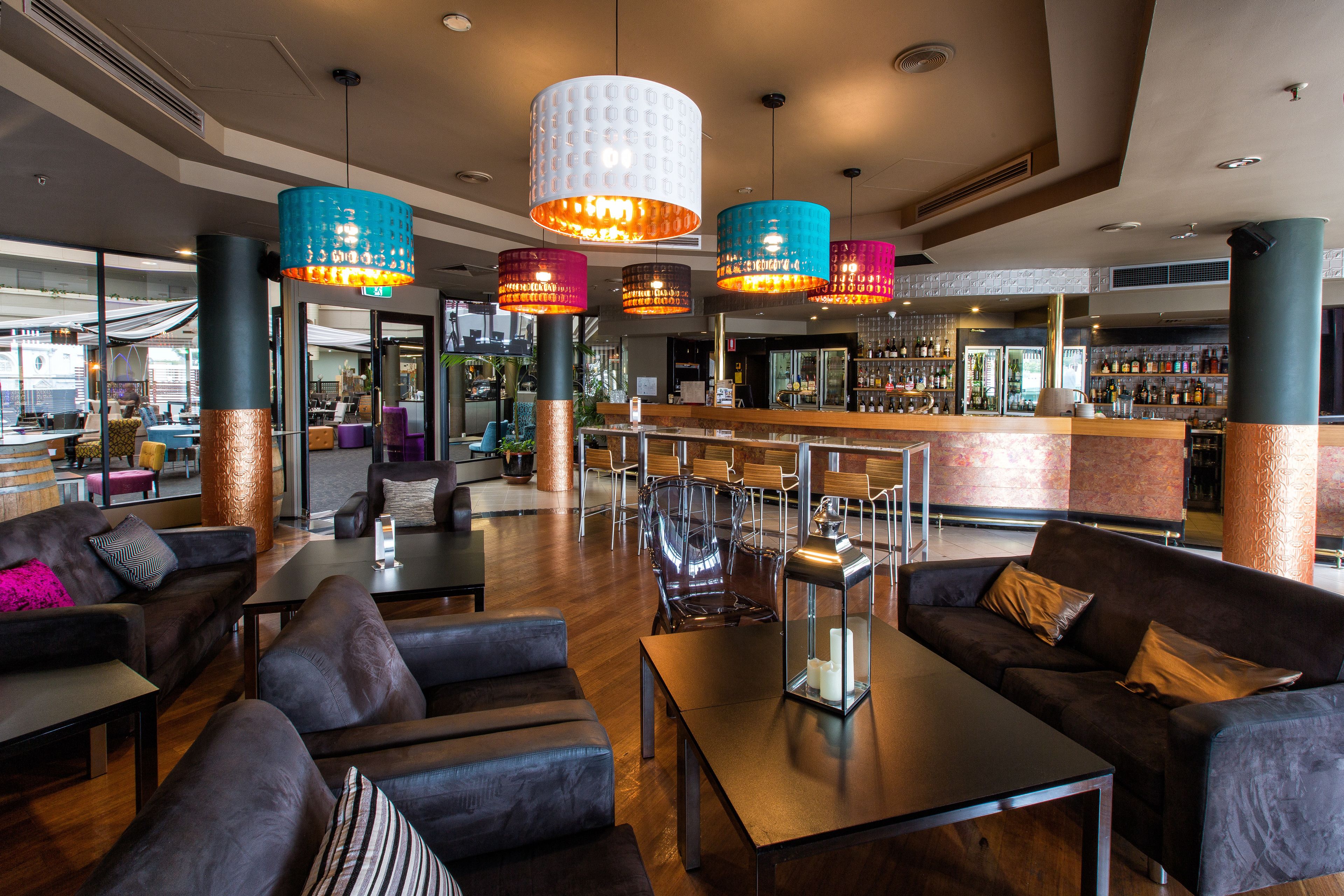 Serve jantar e happy hour 