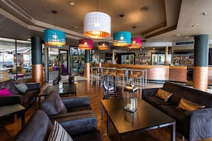 Serveert diner en happy hour