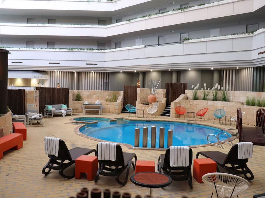 Innenpool, Außenpool (je nach Saison geöffnet), Liegestühle